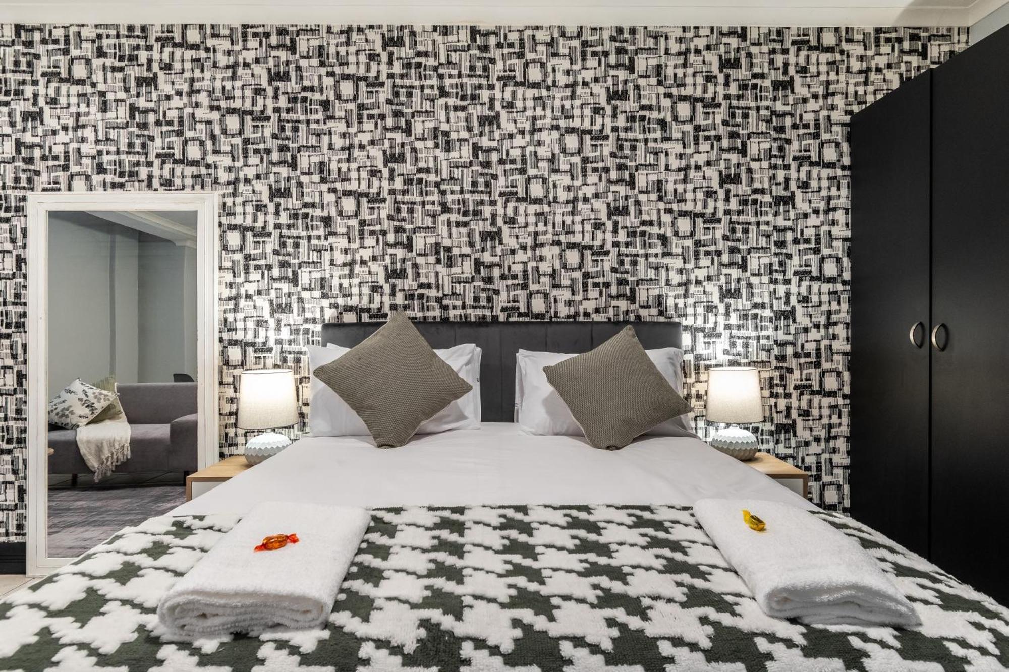 Апартаменты The Square 135- Studio With Free Parking, Pool & Gym Access Кейптаун Экстерьер фото